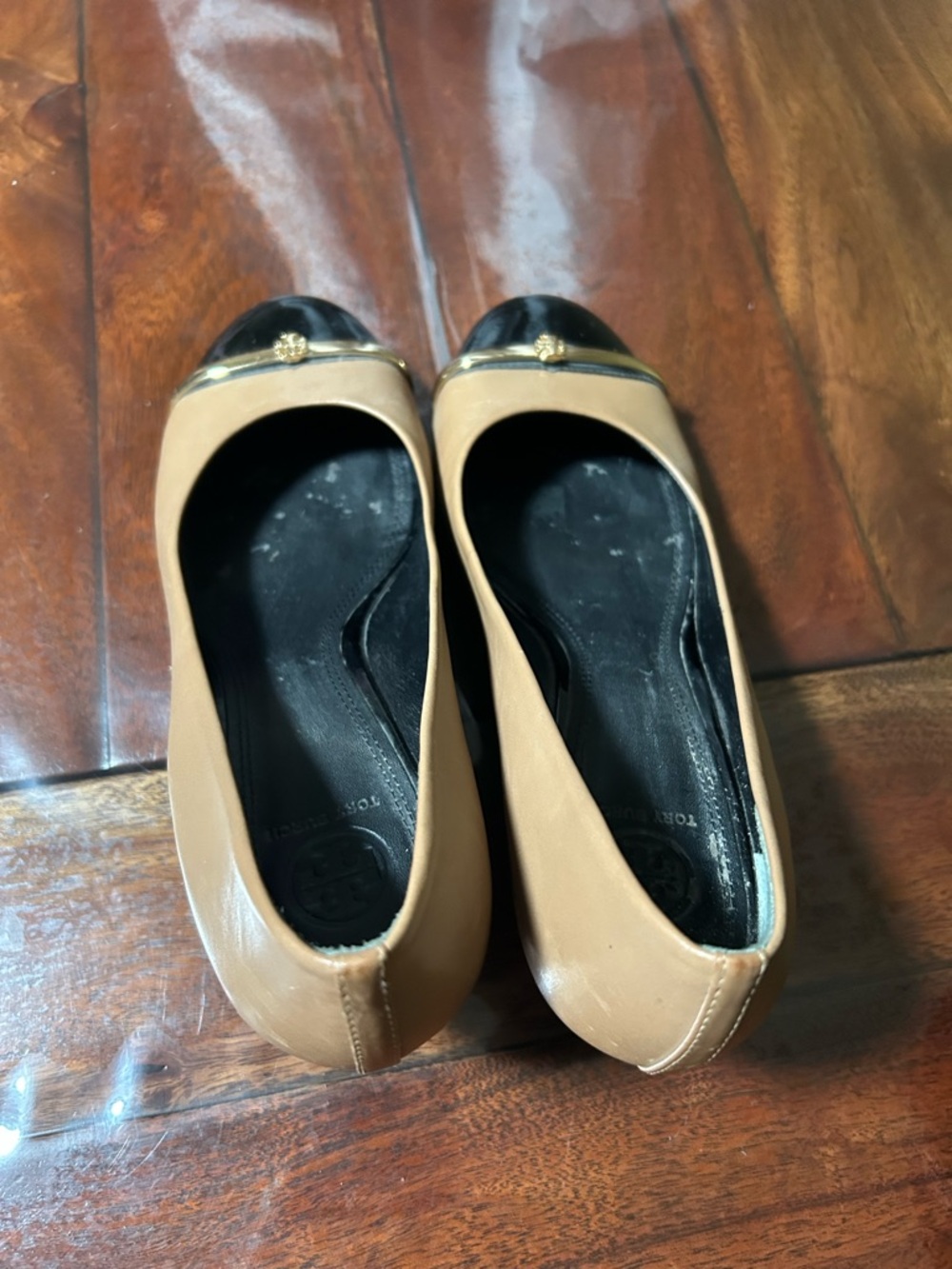 Tory Burch Two-Tone Cap Toe Pumps in Camel and Black with Gold Trim - Picture 4 of 5